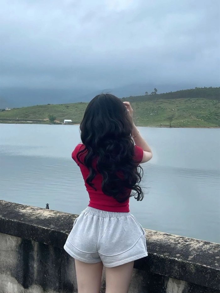 Hình ảnh chụp sau lưng nữ nhẹ nhàng