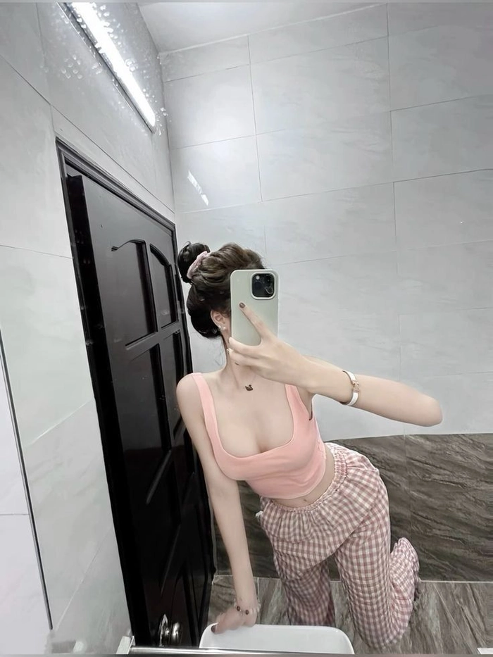 Hình ảnh chụp trước gương che mặt nữ đẹp tự nhiên