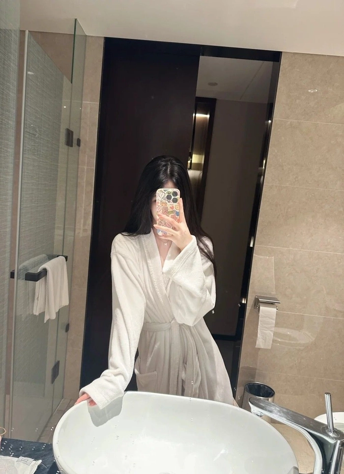 Hình ảnh chụp trước gương che mặt nữ thanh lịch