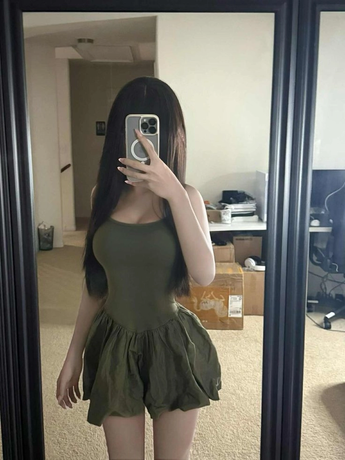 Hình ảnh chụp trước gương che mặt nữ tinh tế