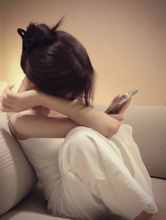 Hình ảnh cô gái buồn cảm xúc