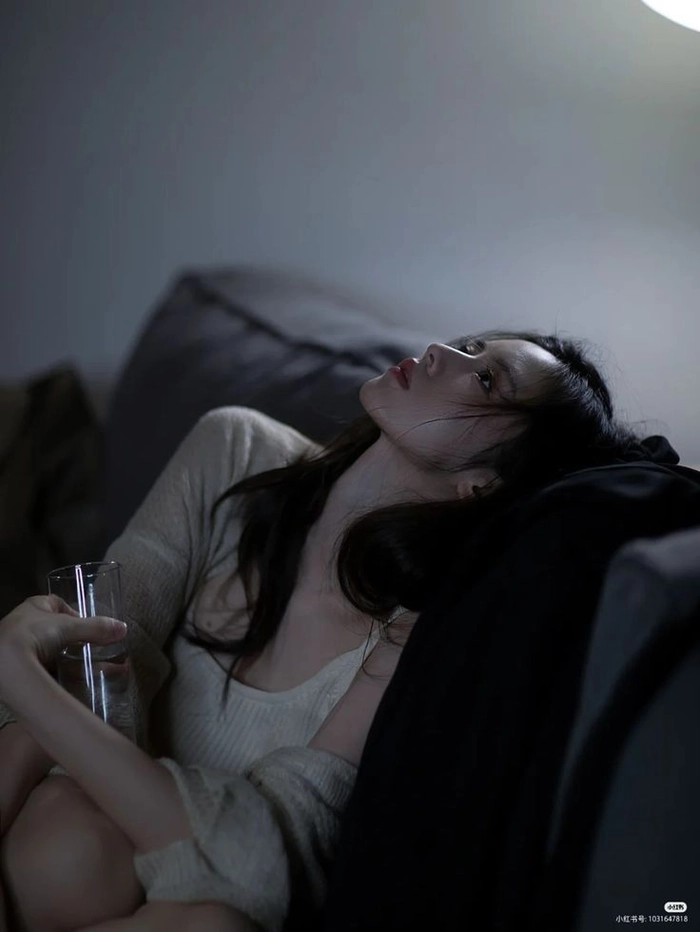 Hình ảnh cô gái buồn chất