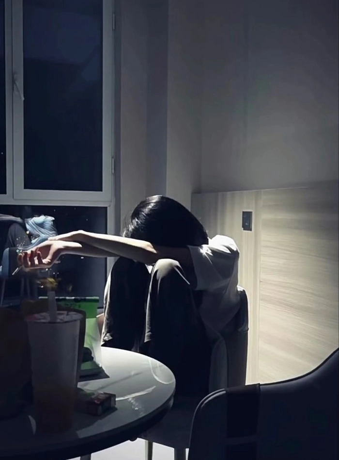 Hình ảnh cô gái buồn nhẹ nhàng