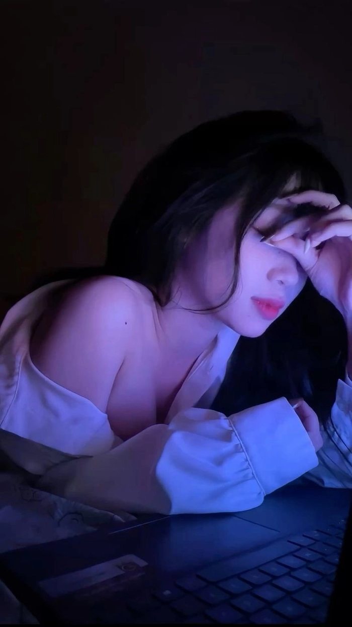 Hình ảnh cô gái buồn trầm lắng