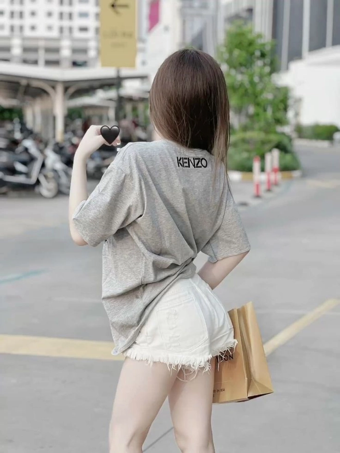 Hình ảnh cô gái quay lưng đẹp cuốn mắt