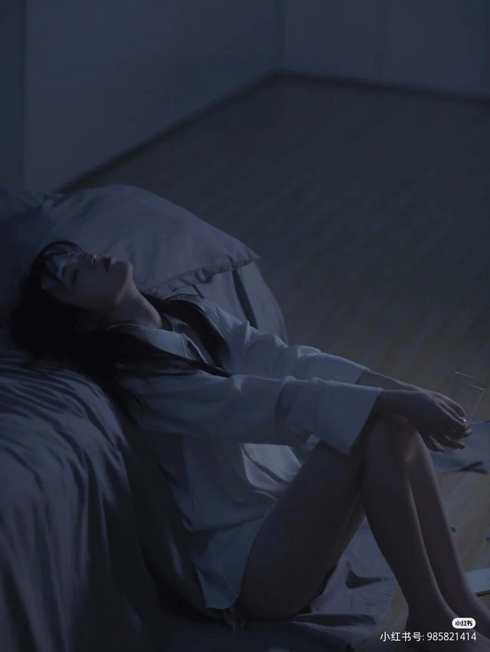 Hình ảnh gái xinh buồn đầy cảm xúc