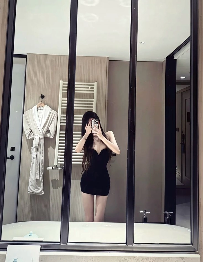 Hình ảnh gái xinh che mặt trước gương được yêu thích