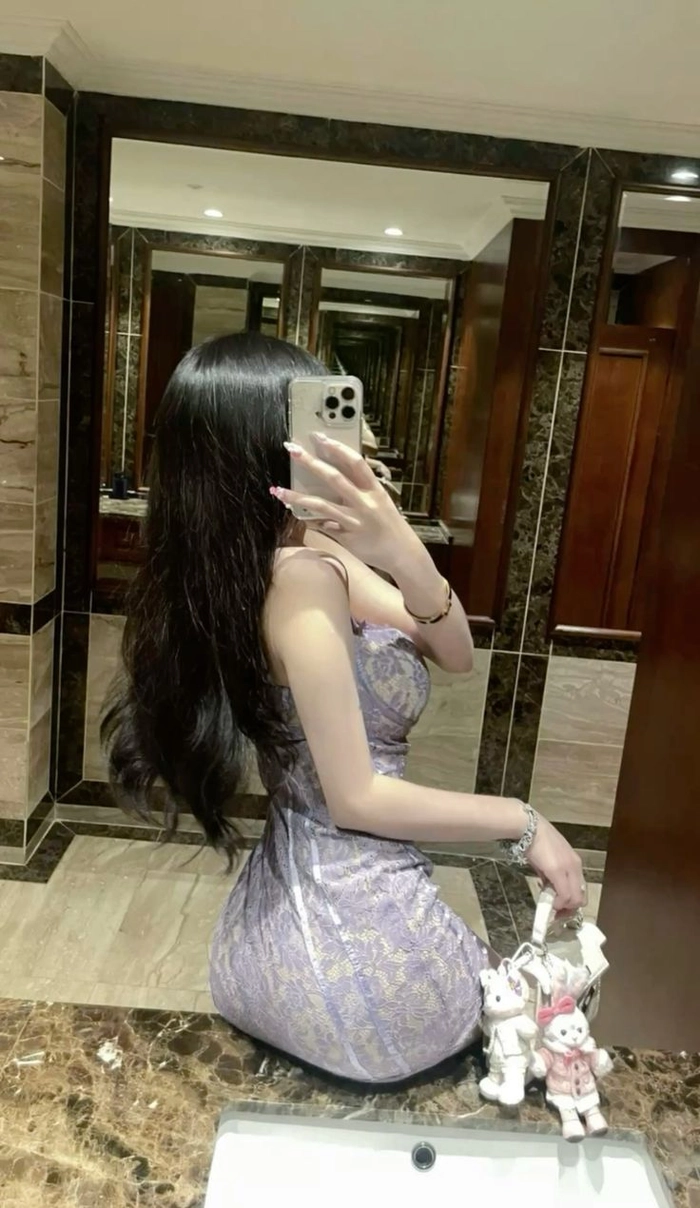 Hình ảnh gái xinh che mặt trước gương phổ biến