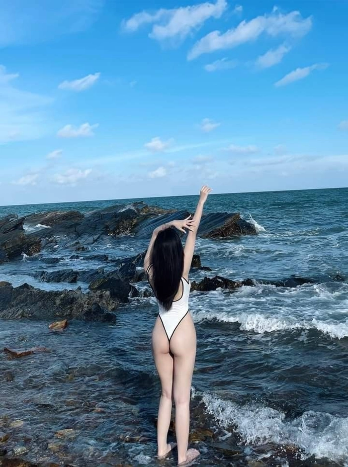 Hình ảnh gái xinh chụp dáng mặc bikini nổi bật