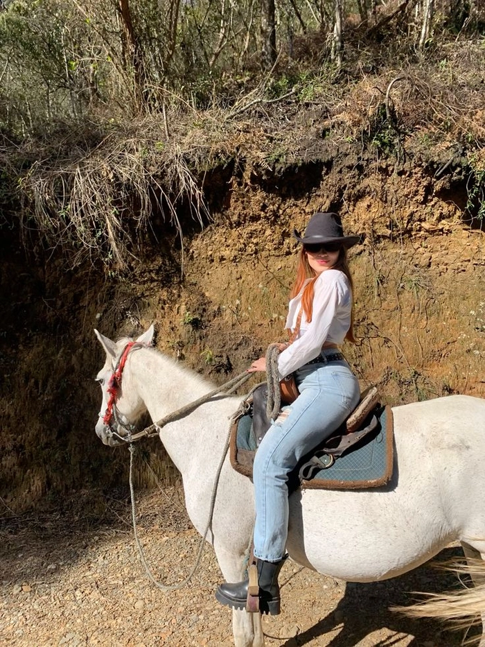 Hình ảnh gái xinh cưỡi ngựa phong cách hiện đại