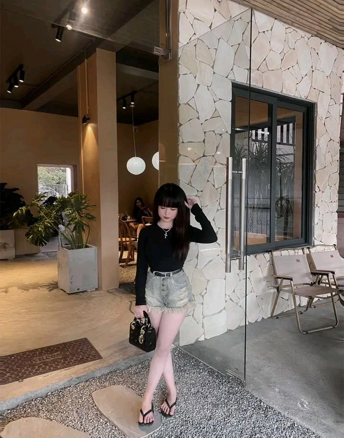 Hình ảnh gái xinh lớp 7 che mặt nhẹ nhàng