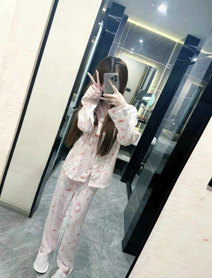 Hình ảnh gái xinh mặc đồ ngủ thoải mái