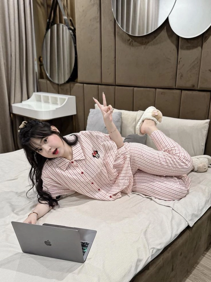 Hình ảnh gái xinh mặc đồ ngủ tươi tắn