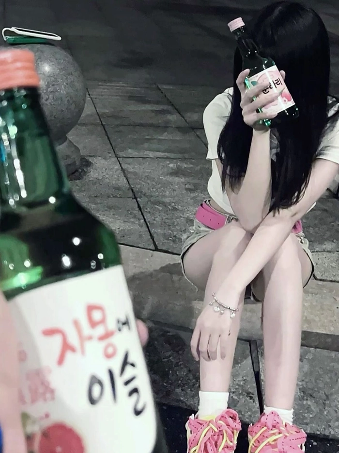 Hình ảnh gái xinh say rượu cuốn hút cảm xúc