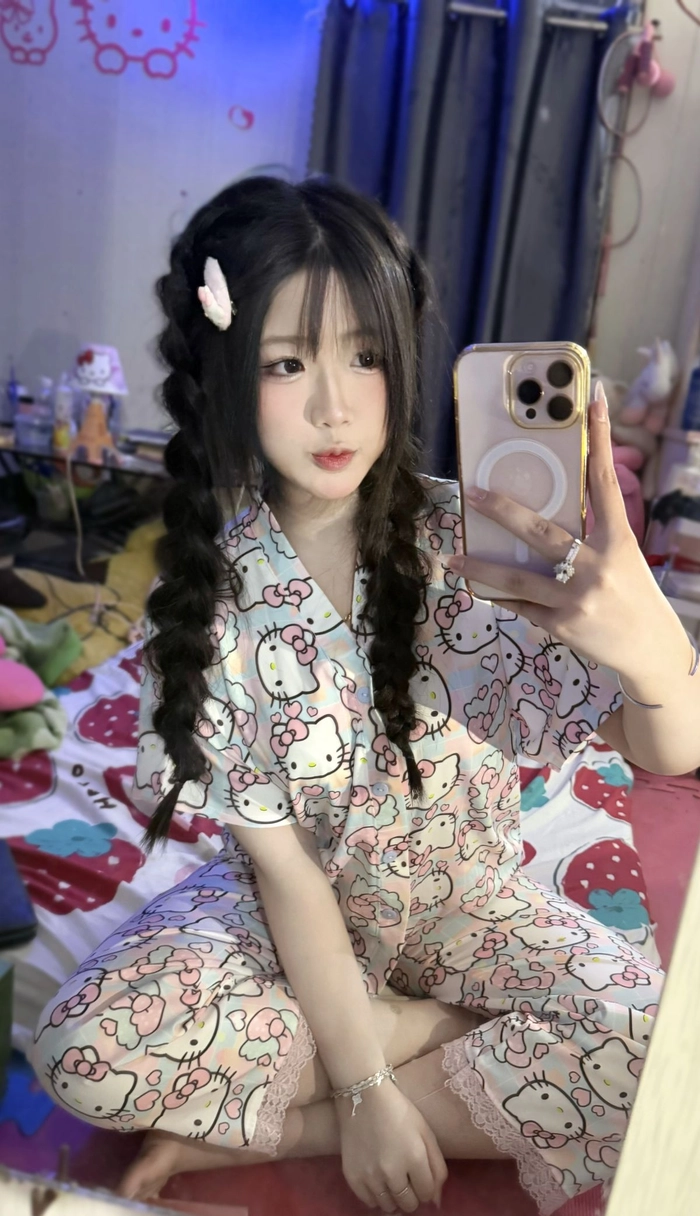 Hình ảnh selfie ghi lại nét đẹp tuổi trẻ