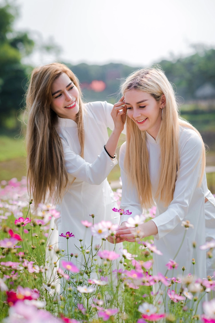 Hình ảnh tây mặc áo dài đầy cuốn hút