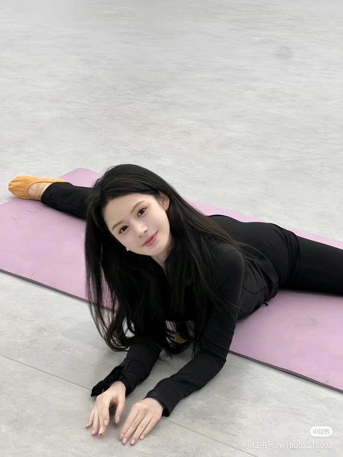 Hình ảnh yoga của gái xinh cuốn hút