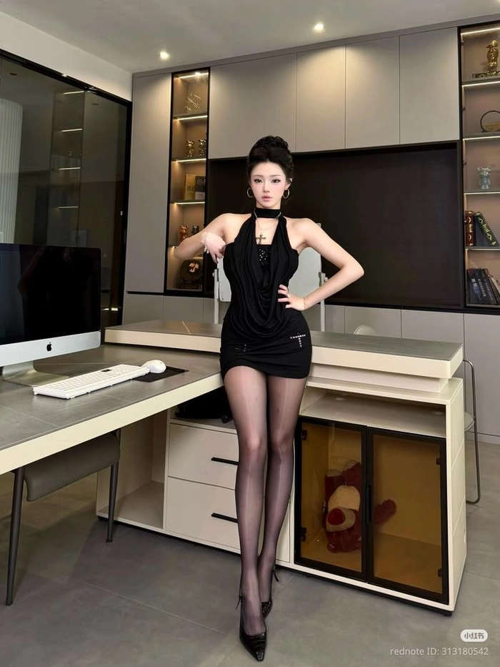 Hình gái mặc quần tất đen nổi bật