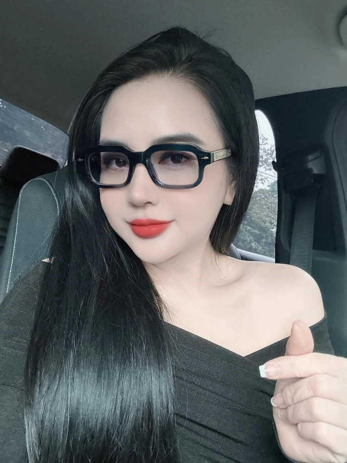 Hình gái xinh đeo mắt kính gợi cảm