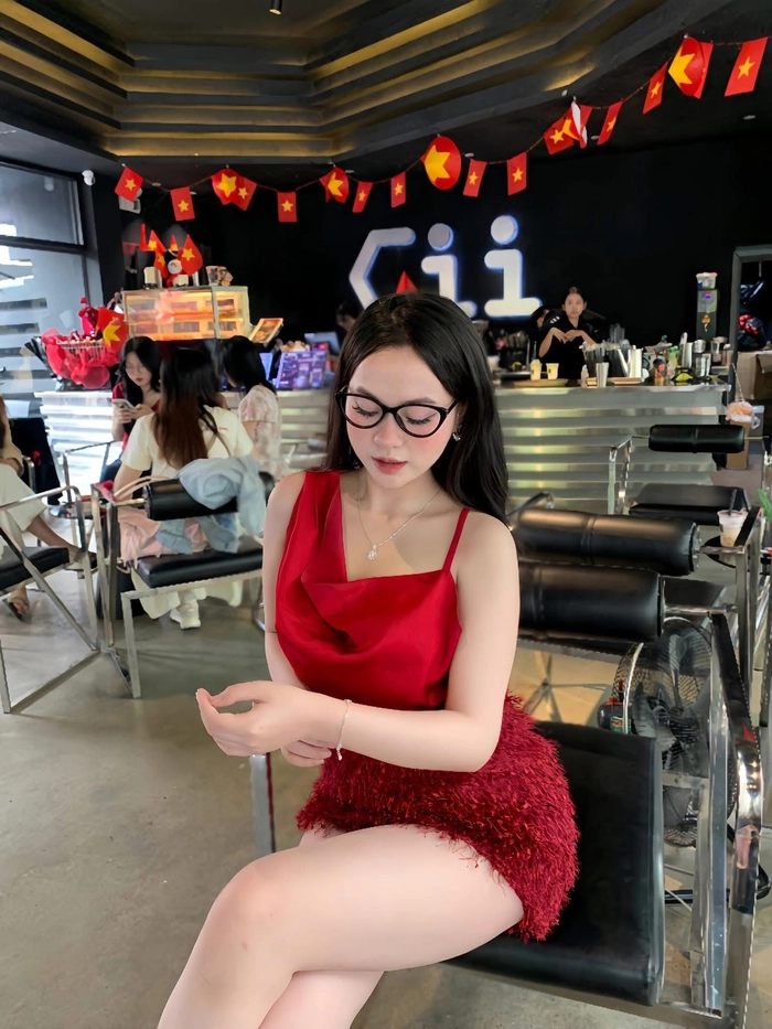 Hình gái xinh đeo mắt kính phong cách thời thượng