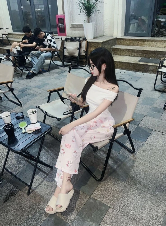 Hình gái xinh mặc đồ ngủ cuốn ánh nhìn