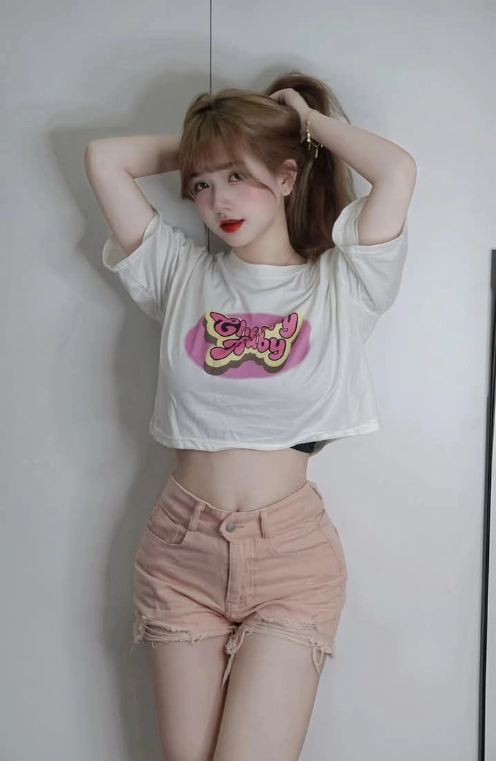 Hình gái xinh mặc quần jean ngắn nổi bật