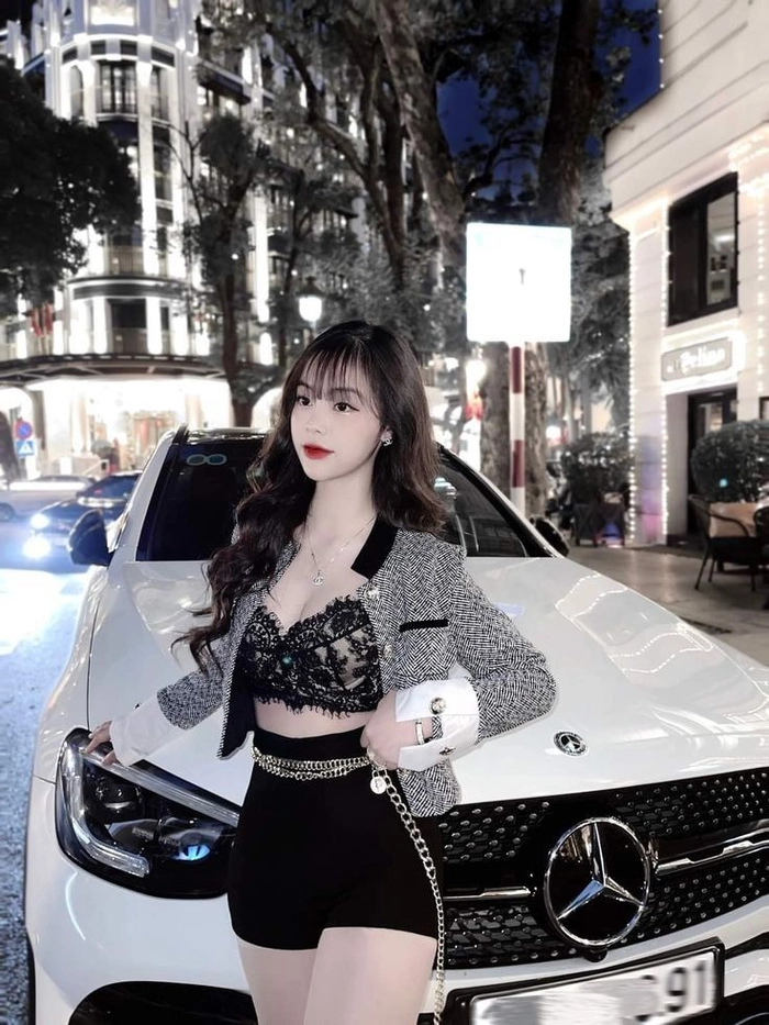 Hình gái xinh mặc quần thể thao ngắn cá tính