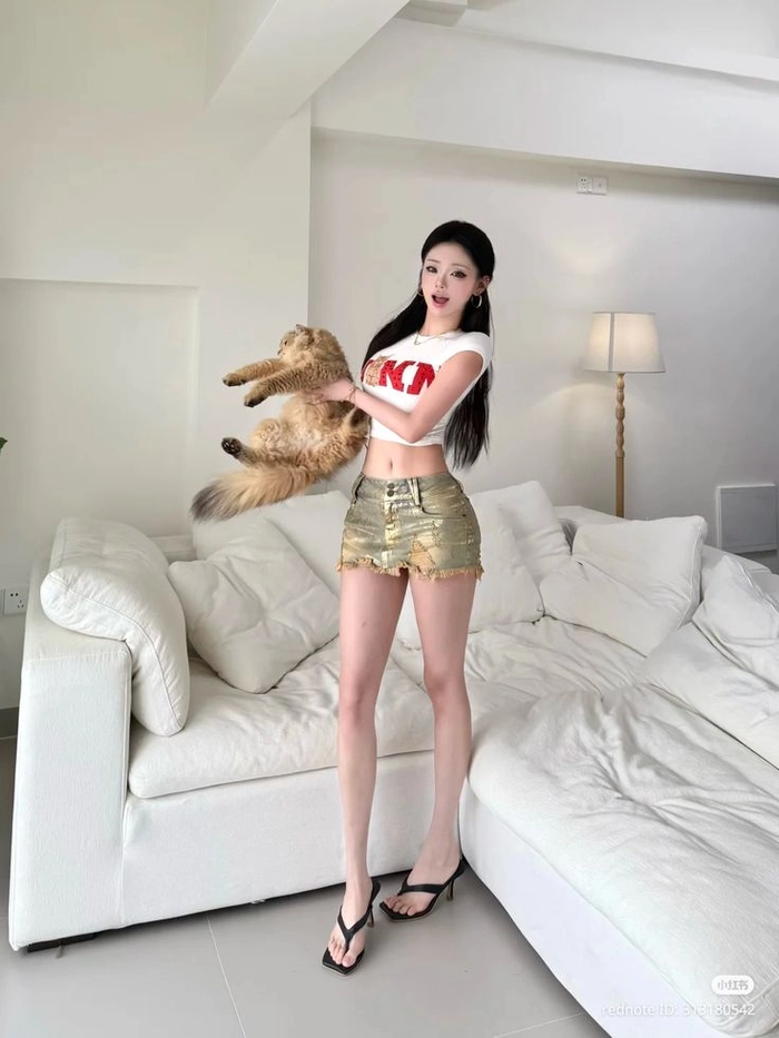 Hình gái xinh quần ngắn nhảy TikTok cá tính