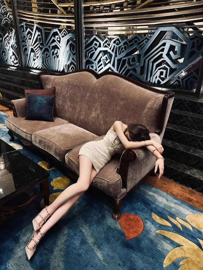 Hình gái xinh say rượu cuốn hút