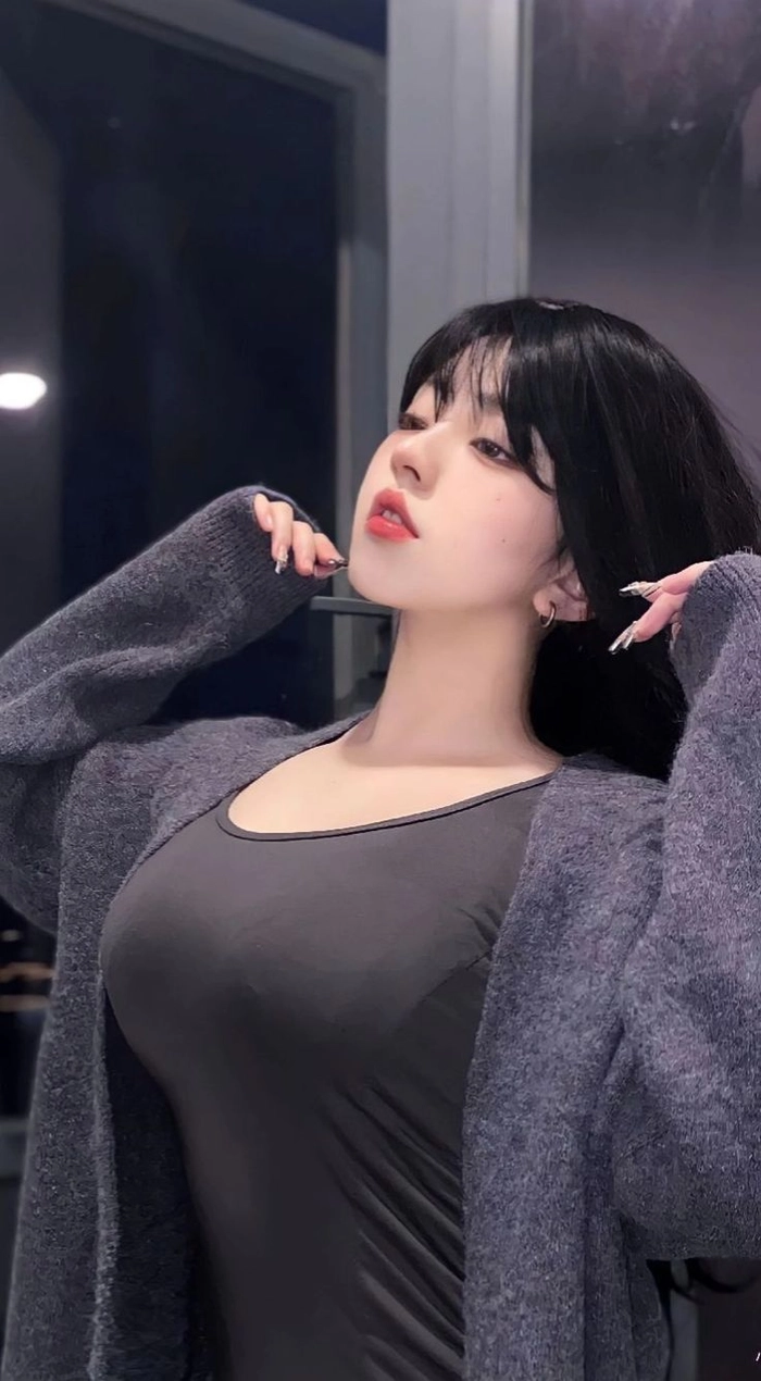 Hình gái xinh thả rông tự nhiên