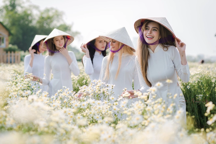 Người tây diện áo dài phong thái thanh lịch