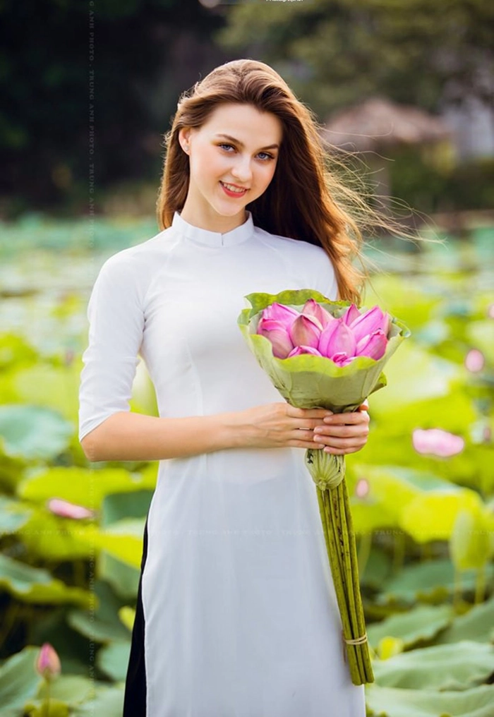 Người tây mặc áo dài mang nét đẹp giao thoa