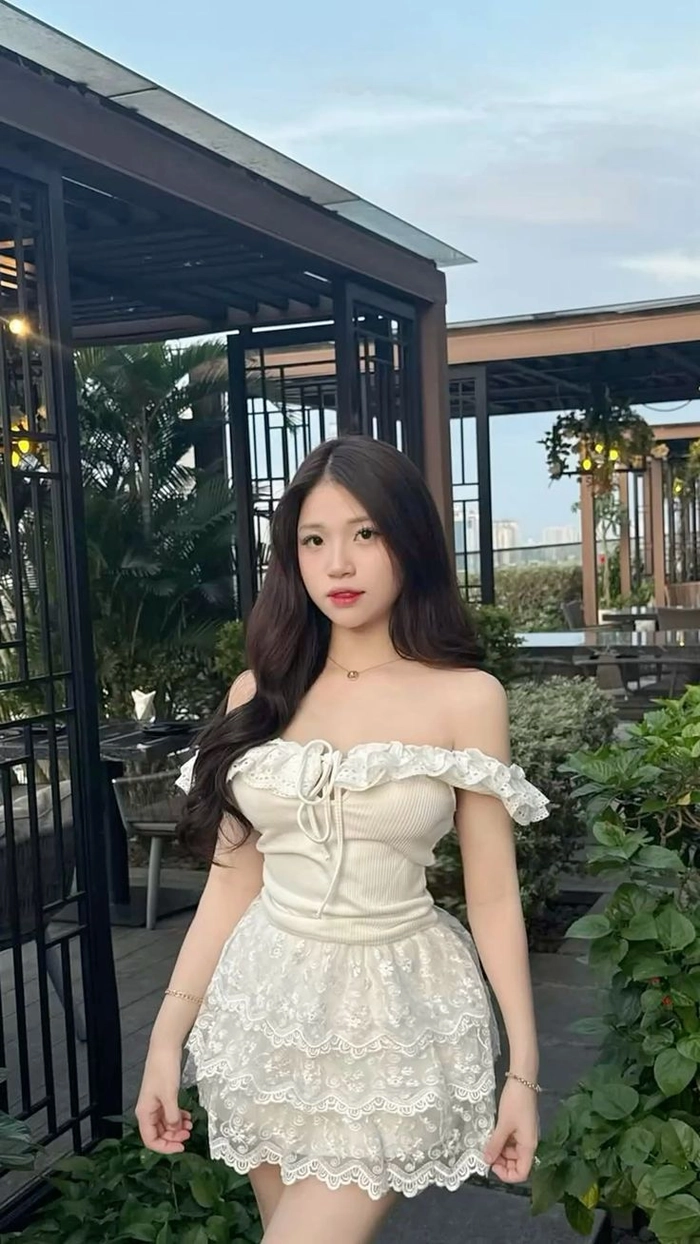 Nữ sinh cấp 3 đẹp tự nhiên