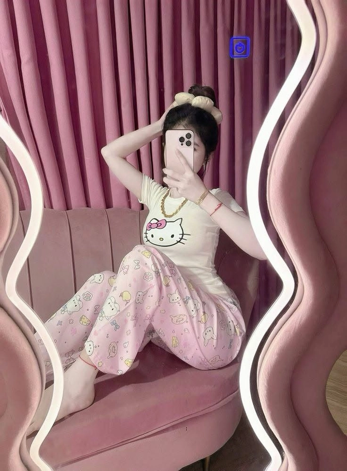 Vẻ đẹp trong trẻo qua ảnh selfie của gái xinh