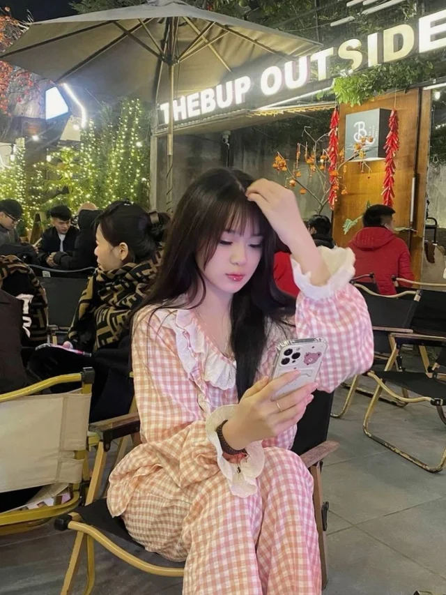 Ảnh gái đẹp mặc đồ ngủ nhẹ nhàng mà cuốn