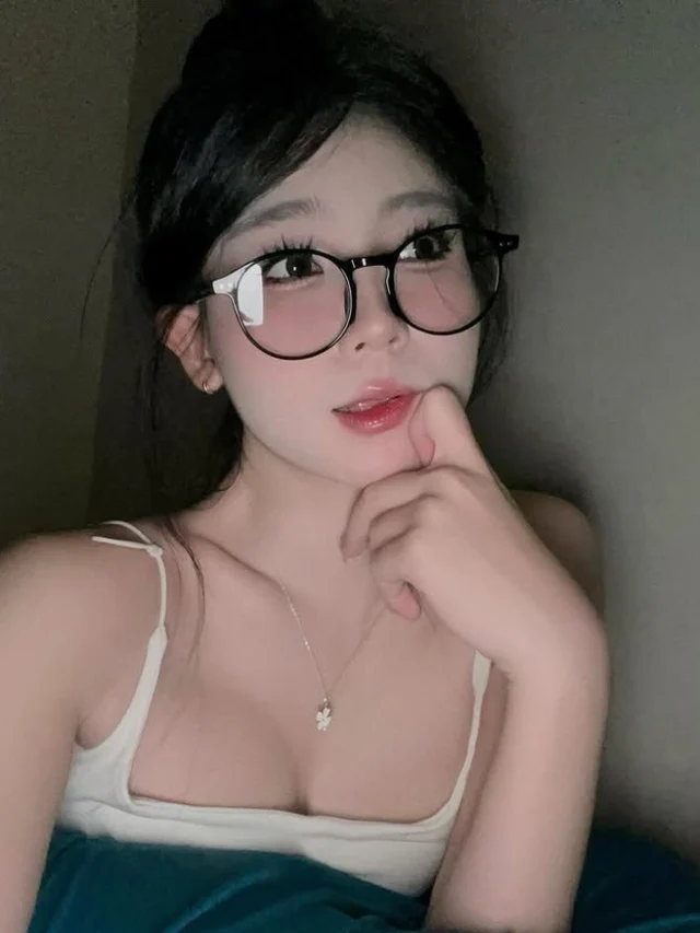 Ảnh gái xinh đeo kính phong cách hiện đại