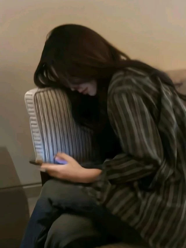 Ảnh gái xinh mặt buồn tự nhiên