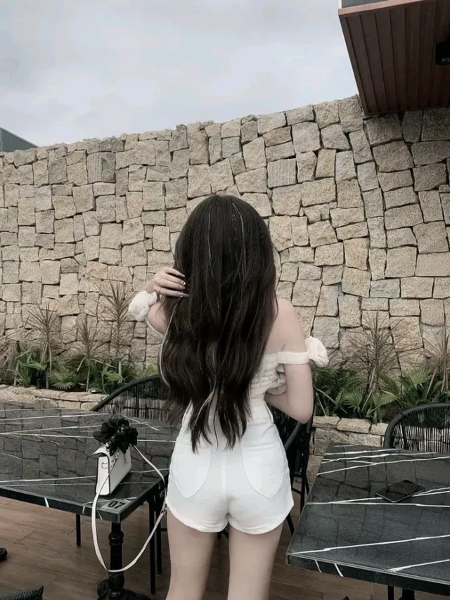 Ảnh gái xinh ngồi quay lưng phong cách dịu dàng