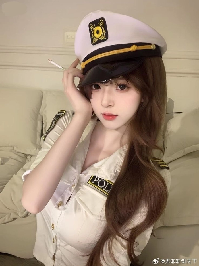 Ảnh gái xinh cosplay cảnh sát phong cách cá tính