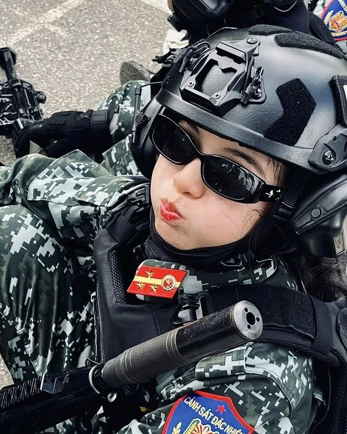 Ảnh gái xinh cosplay cảnh sát phong cách mới lạ