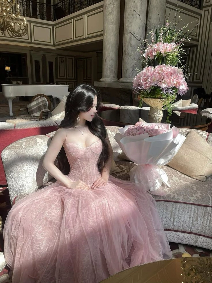 Ảnh gái xinh mặc váy lưới thần thái nổi bật