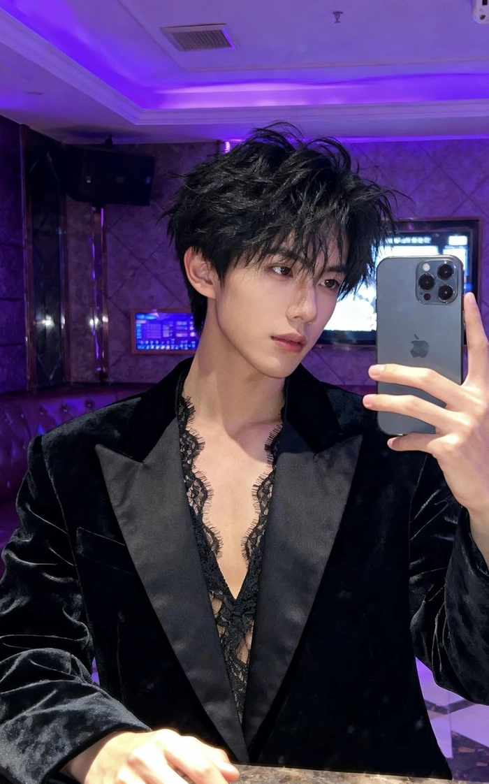 Ánh nhìn sâu đầy ấn tượng