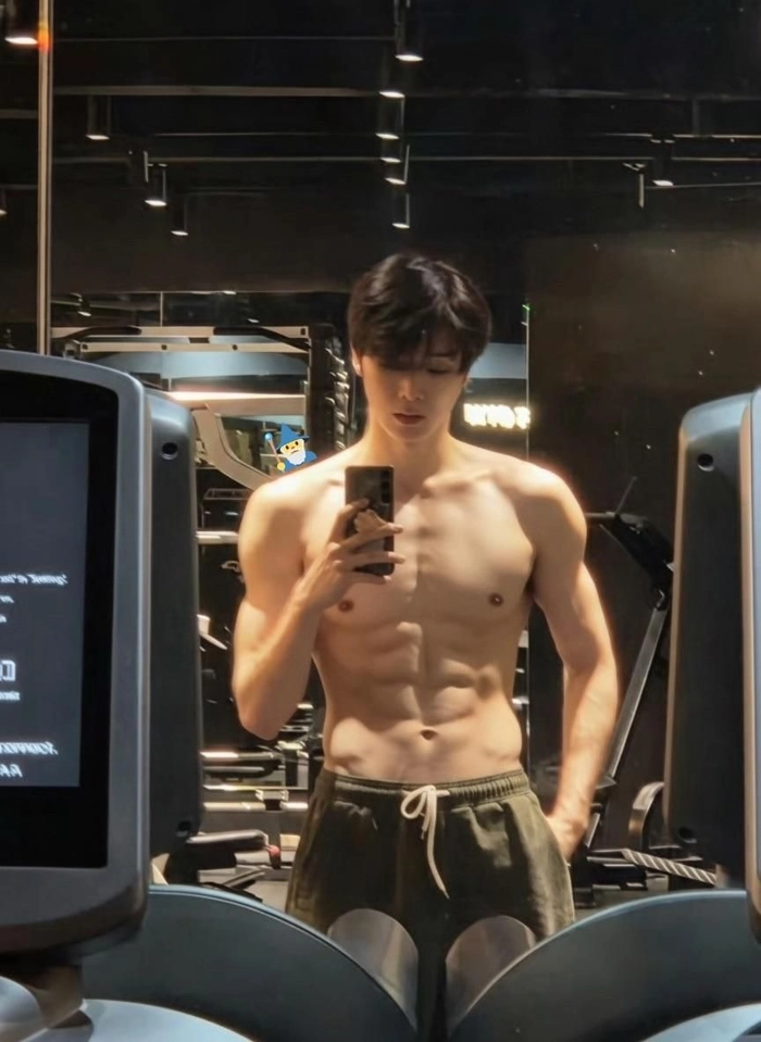 Ảnh trai Hàn Quốc dễ thương ánh nhìn nhẹ nhàng