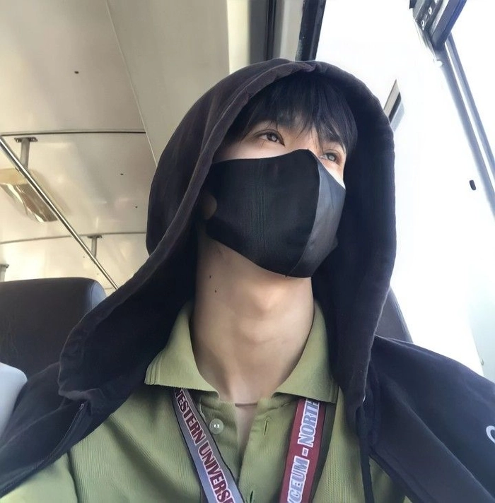 Ảnh trai đeo khẩu trang đen Việt Nam cá tính