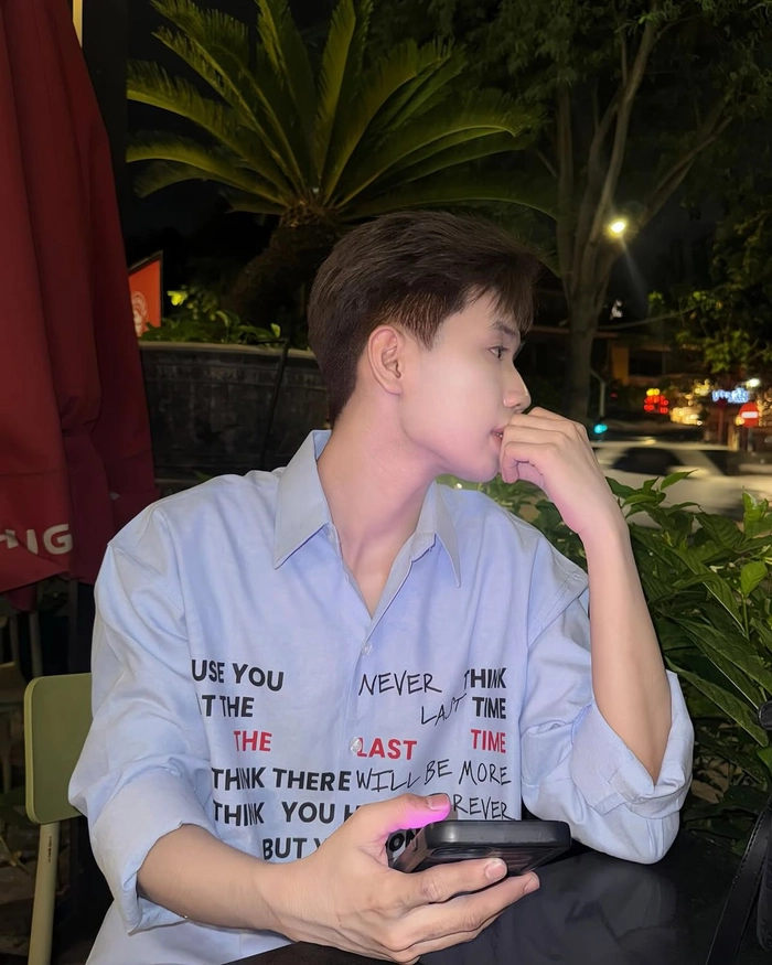 Ảnh trai đẹp 2k10 che mặt nhẹ nhàng