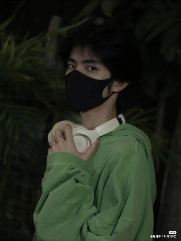 Ảnh trai đẹp Trung Quốc đeo khẩu trang phong cách thời trang
