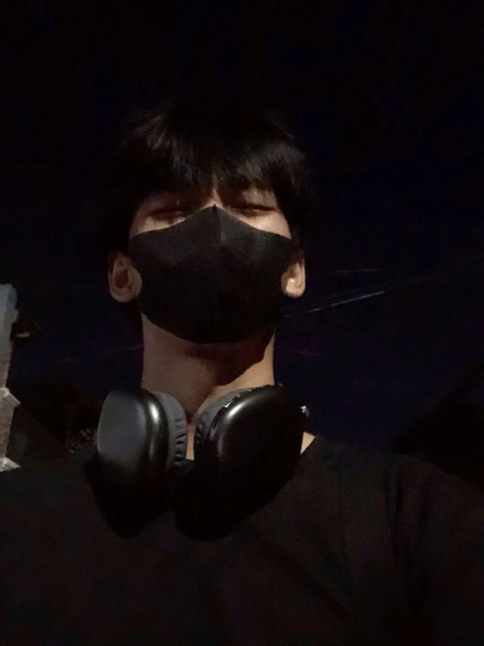 Ảnh trai đẹp đeo khẩu trang phong cách cool ngầu