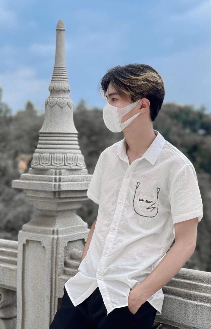 Ảnh trai đẹp đeo khẩu trang trắng nhẹ nhàng
