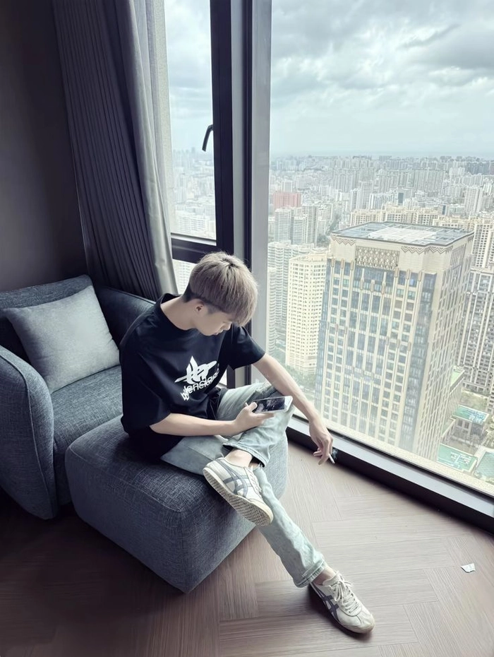 Ảnh trai đẹp k10 phong cách đơn giản