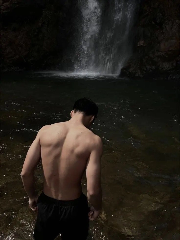 Ảnh trai quay lưng phong cách đường phố